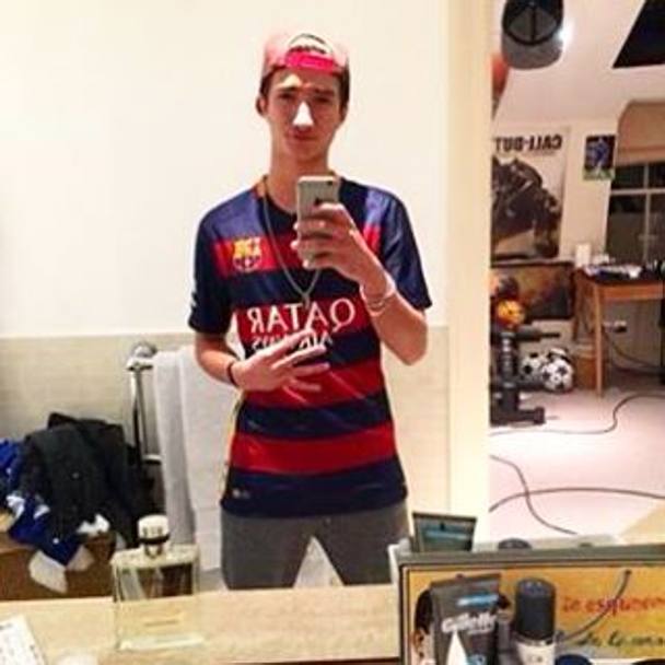 Il figlio di Jos Mourinho si fa una foto allo specchio con la maglia del Bara e il segno del 4...